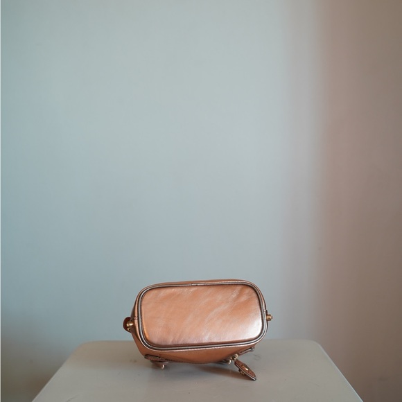 Chic Metallic Handbag - Picture 2 of 4